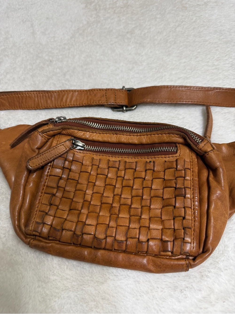 Vilenca Holland brown woven leather belt bag